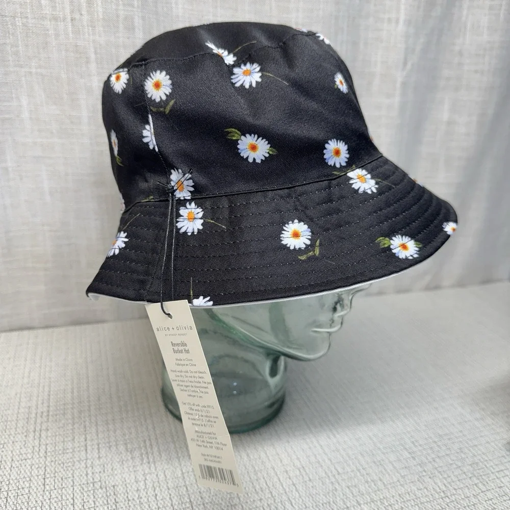 Alice + Olivia Bucket Hat Womens OS Black White Reversible Daisy Floral Designer